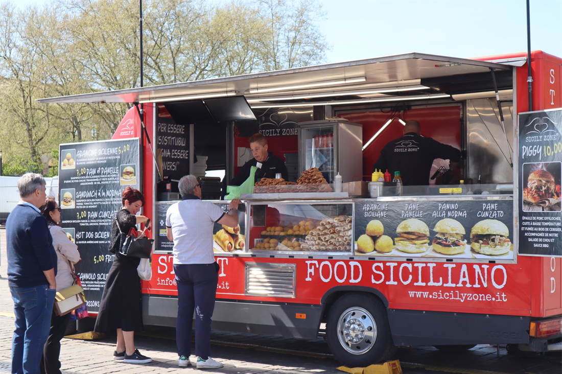 Un food truck proposant de la cuisine sicilienne est présent à l’entrée du festival