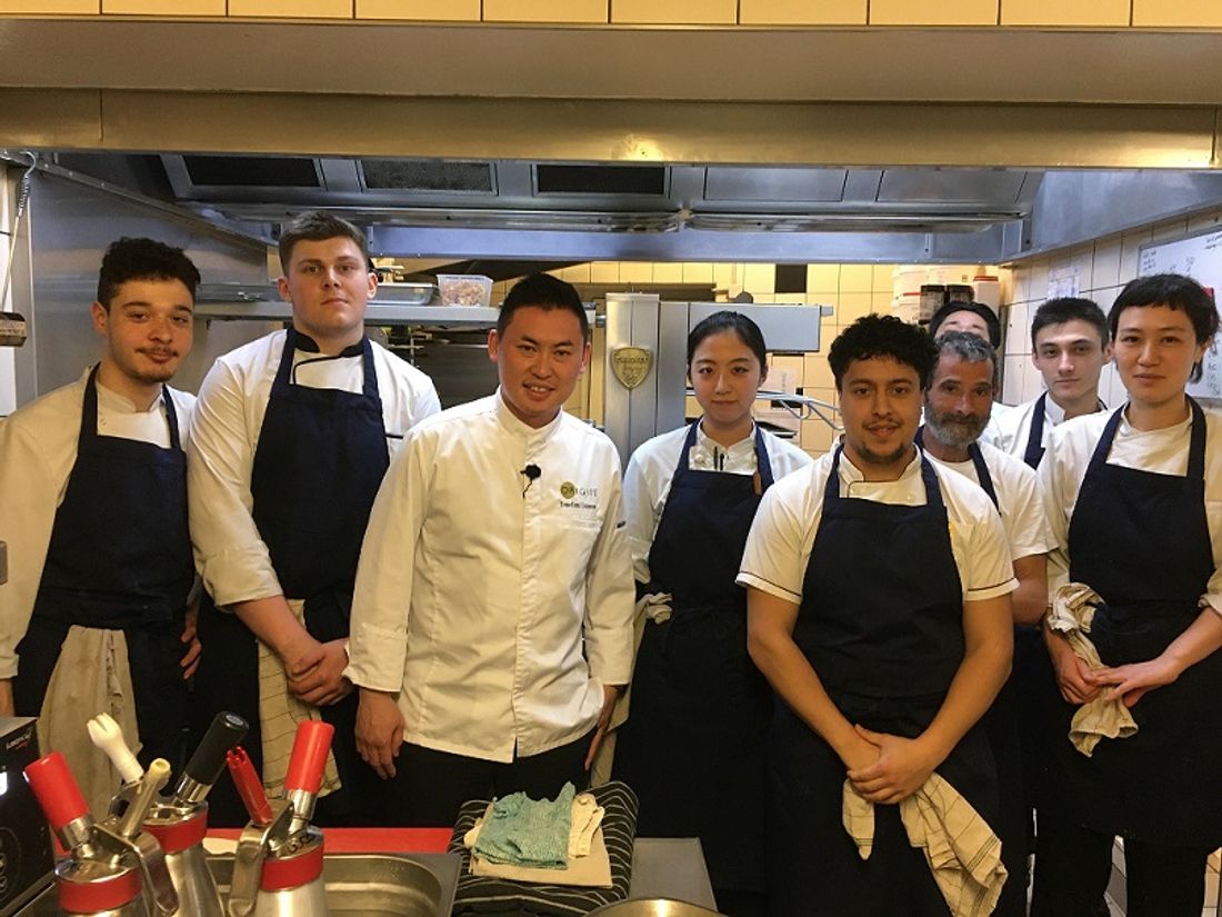 Tomofumi Uchimura entouré de son équipe, dans la cuisine de son restaurant dijonnais