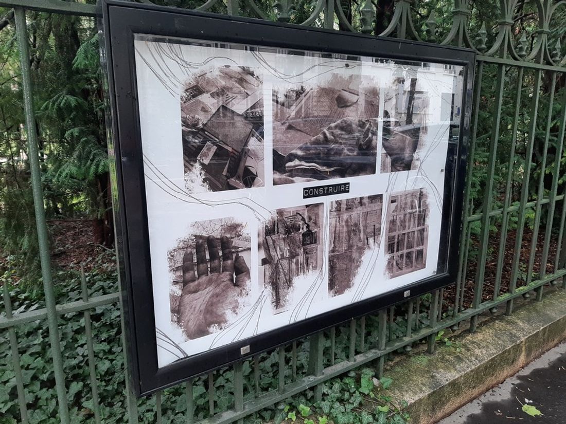 L'exposition est notamment à découvrir sur les grilles du jardin Darcy