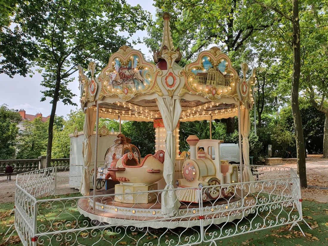 Un carrousel au square Darcy