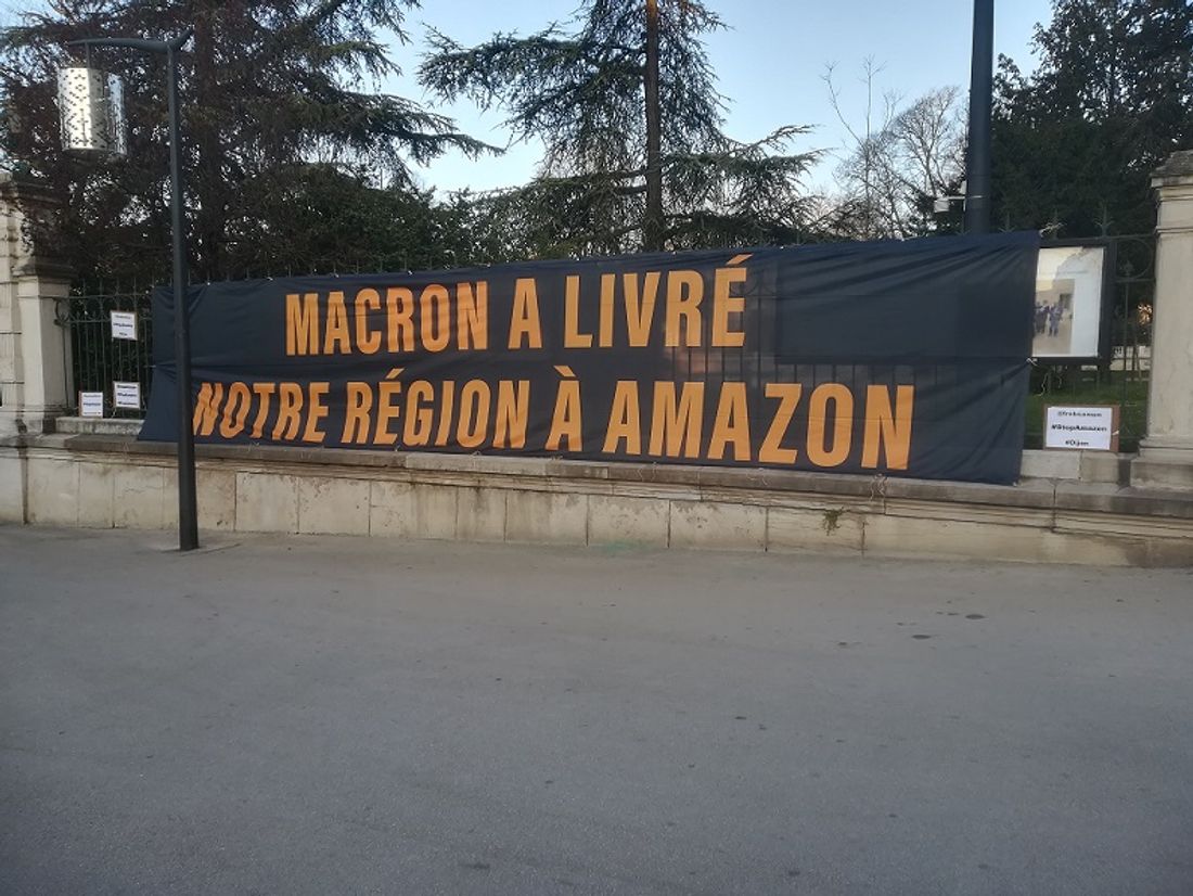 Une banderole a été installée sur les grilles du jardin Darcy, à Dijon 