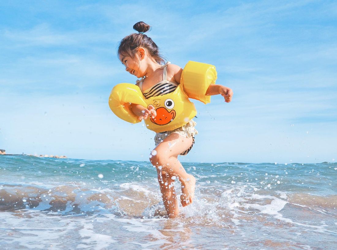 Enfant jouant dans la mer