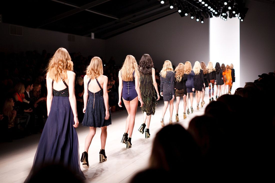 Coup d''envoi de la Fashion Week à Paris