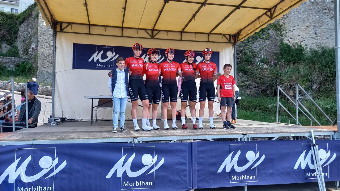 L'équipe Arkéa au départ de Josselin, Amandine Fouquenet est dans le top 10 à l'arrivée.