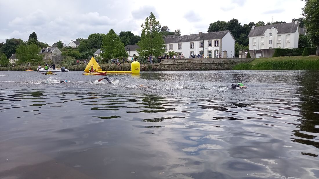 Les championnats de France de triathlon avaient lieu à Pontivy, ici la partie natation.