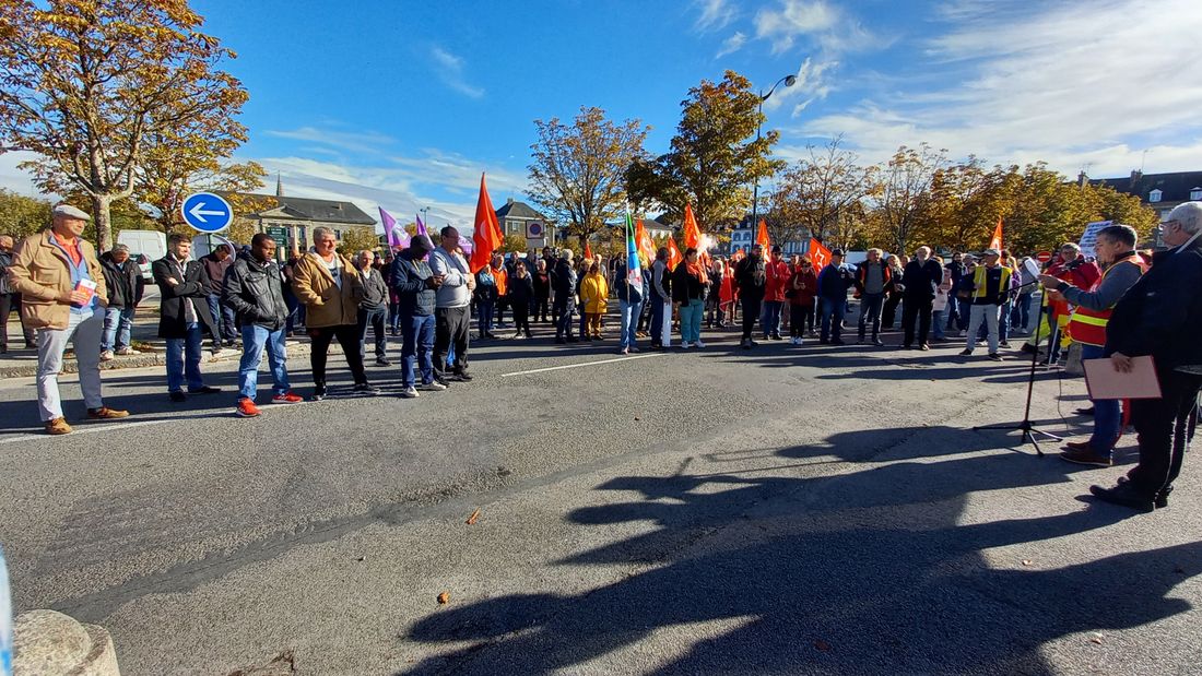 Entre 180 et 200 personnes se sont rassemblées sur la place Aristid Briand .