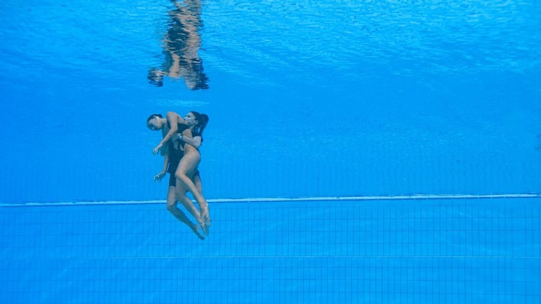 La championne de natation synchronisée Anita Alvarez sauvée par Andrea Fuentes, son entraîneure. 