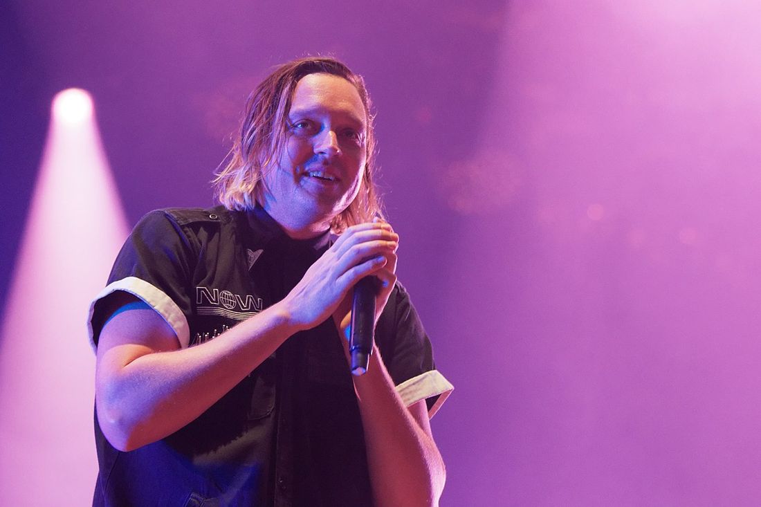 Win Butler et Arcade Fire au festival des Vieilles Charrues en 2017.