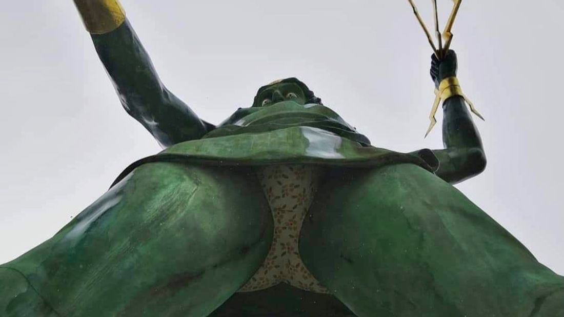 Parc Astérix : Zeus dévoile son nouveau slip