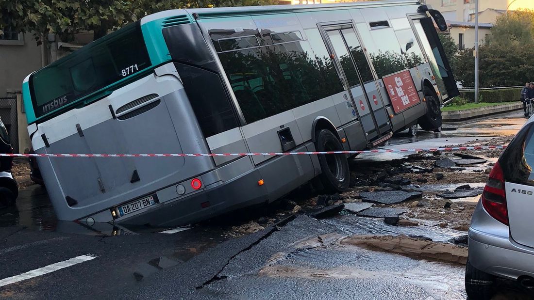 Un bus RATP se renverse après l’explosion d’une canalisation à Courbevoie