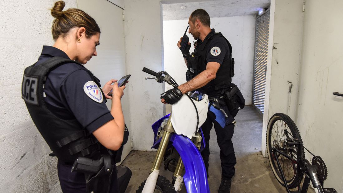Rodéos urbains : deux policiers trainés sur plusieurs mètres en Essonne