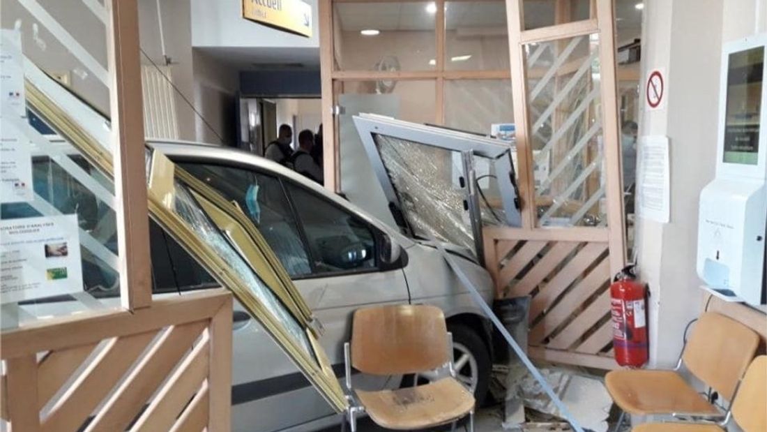 Agacé par l’attente aux urgences il fonce dans l’hôpital de Provins en voiture