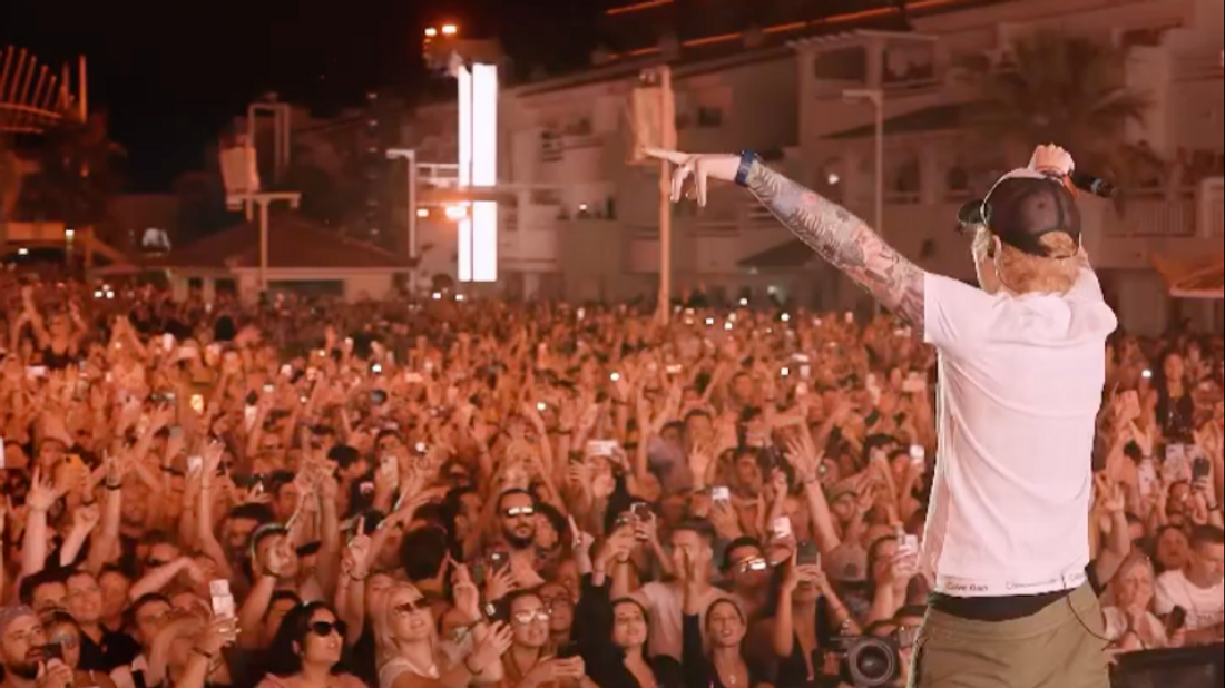 Ed Sheeran s’incruste pendant une prestation de David Guetta à Ibiza