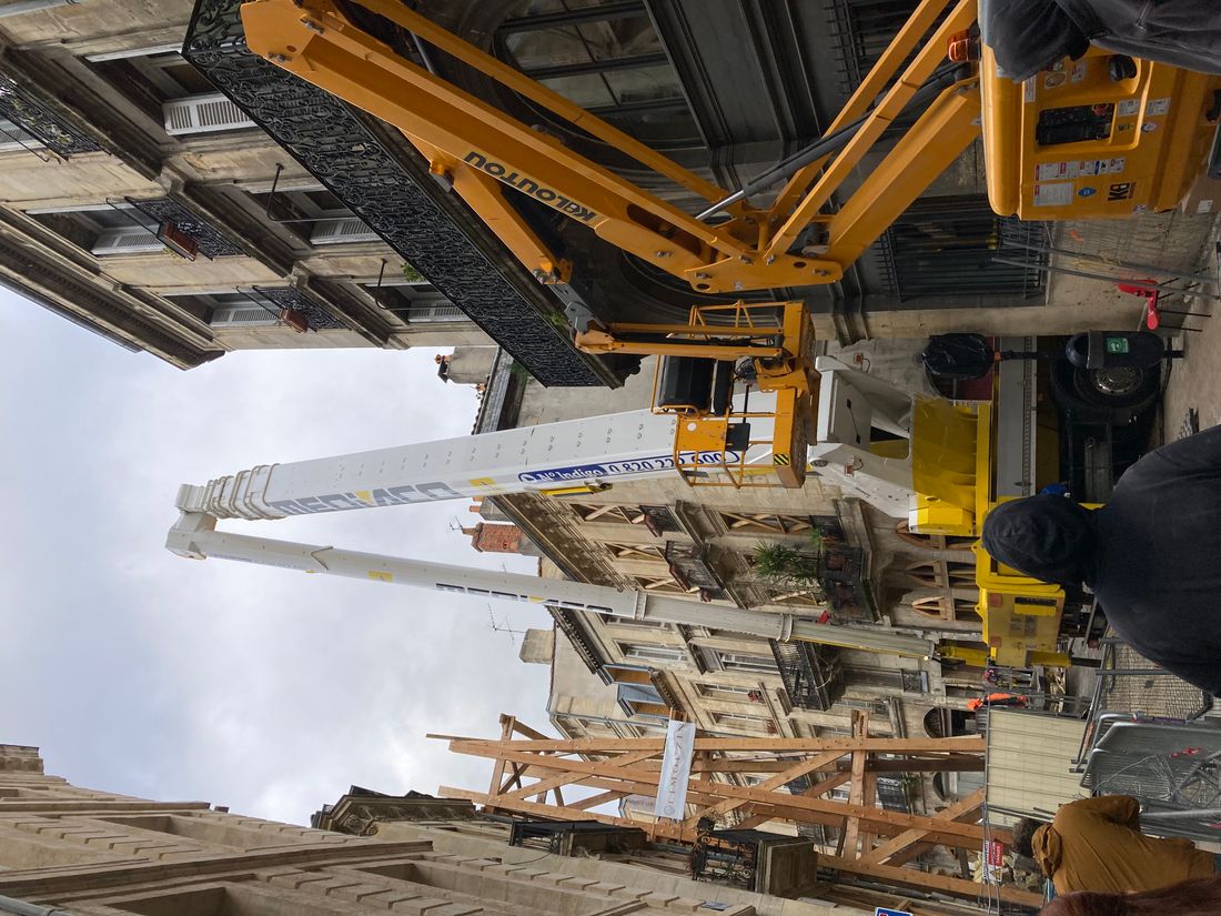 Rue de la Rousselle 2 grue