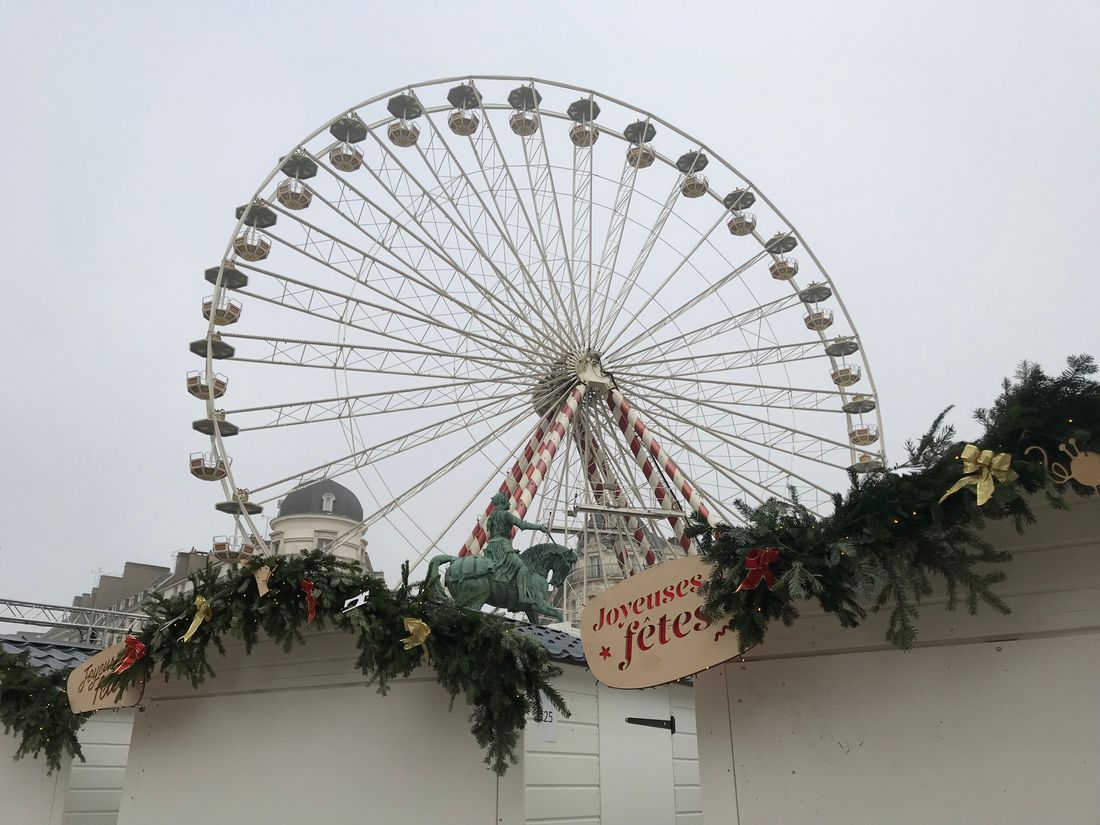 Le marché de Noël d'Orléans et sa grande roue.