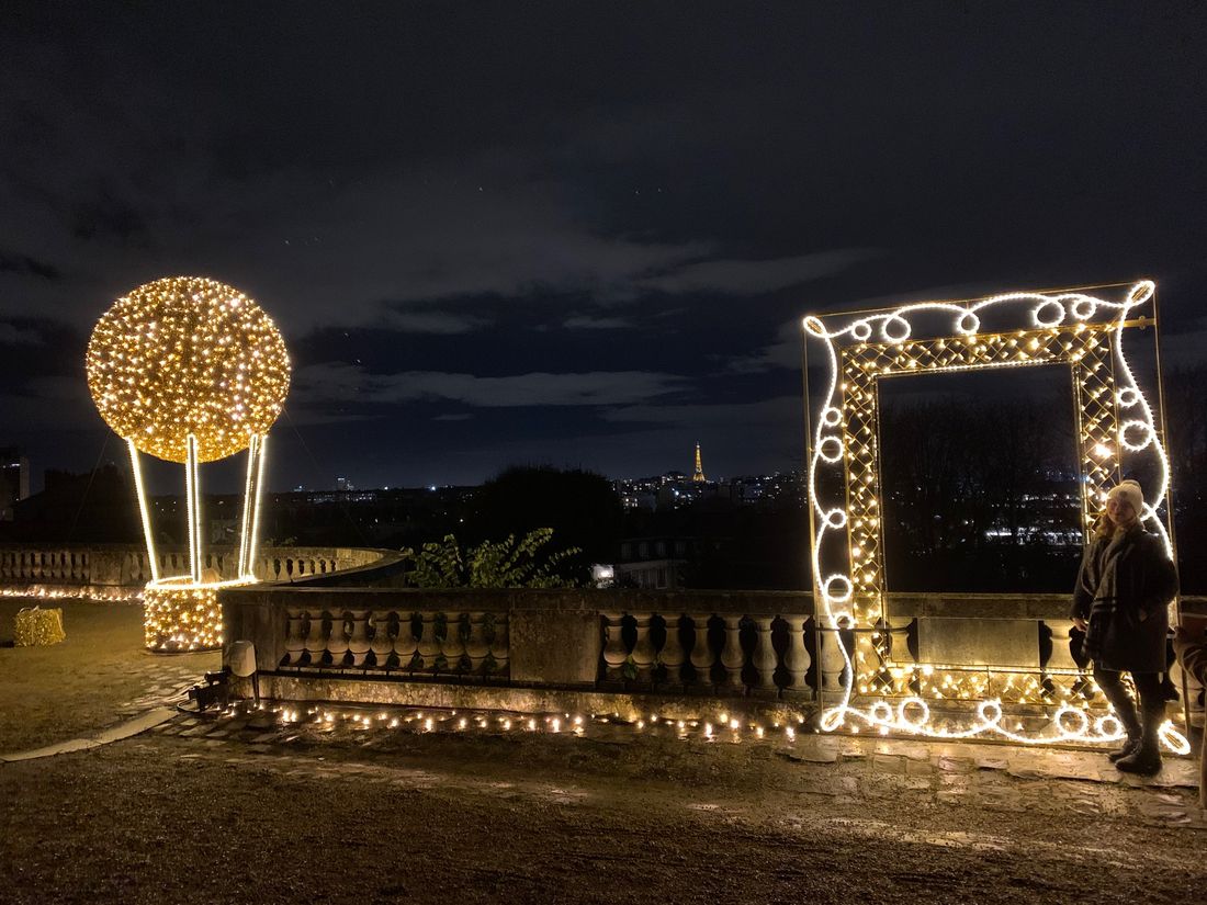 Jeux de lumières et de perspective, avec la tour Eiffel en fond, un spot photo à Lumières en Seine.
