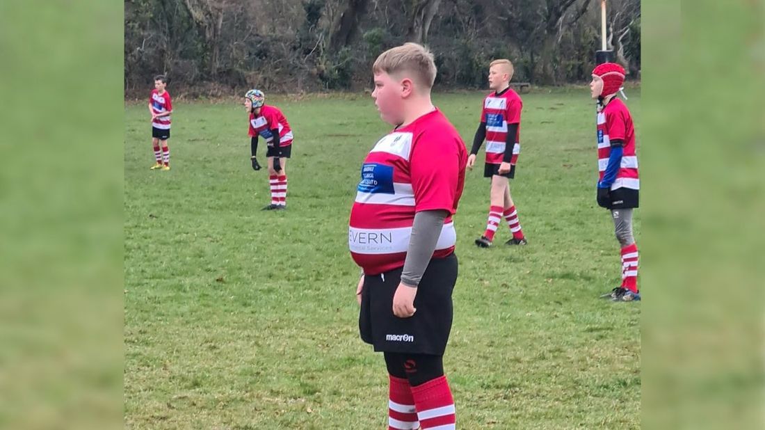 Ce jeune Galois, moqué pour son poids, a reçu le soutien des stars du rugby mondial.