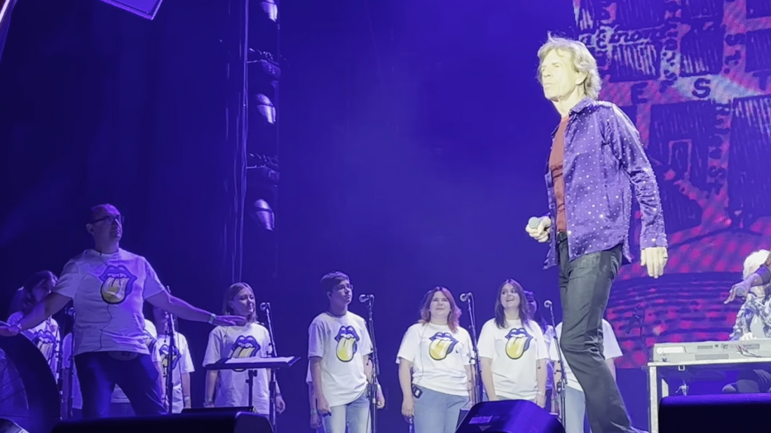 The Rolling Stones invitent deux chorales ukrainiennes sur scène.