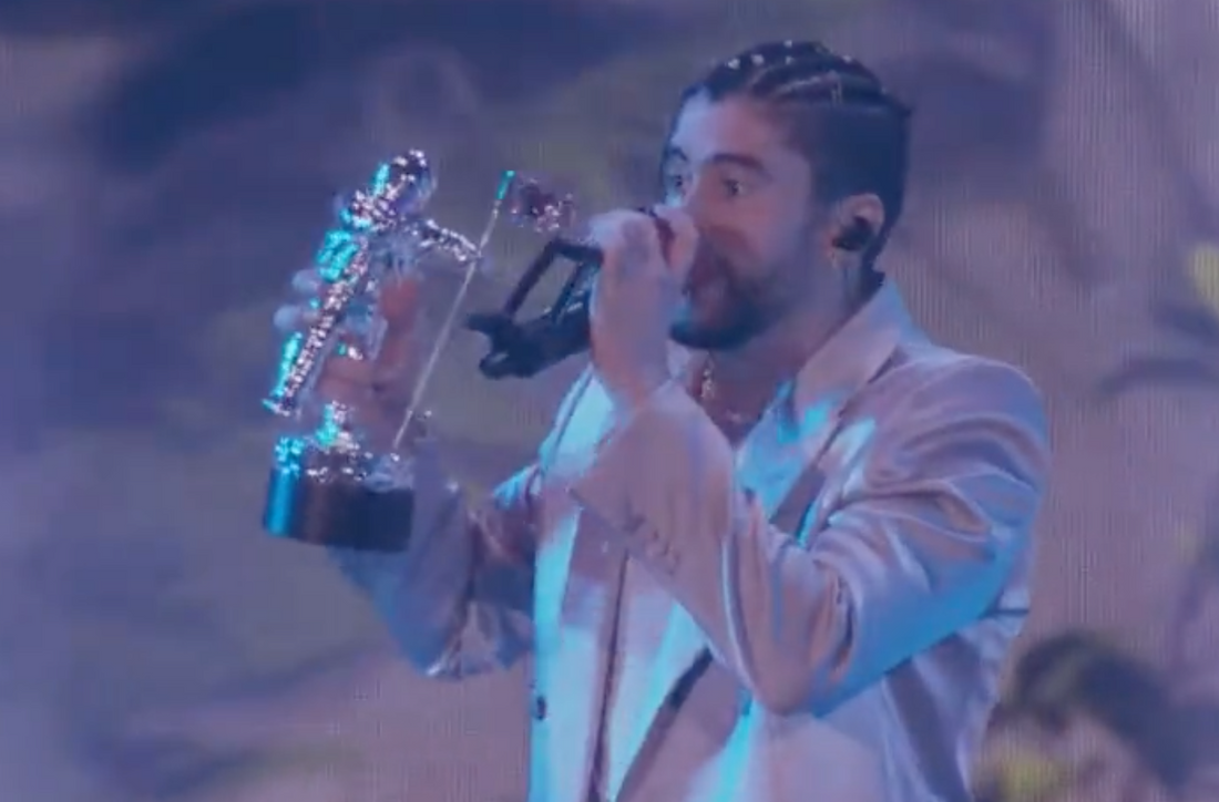 Bad Bunny reçoit le prix de l'artiste de l’année aux MTV VMA 2022.