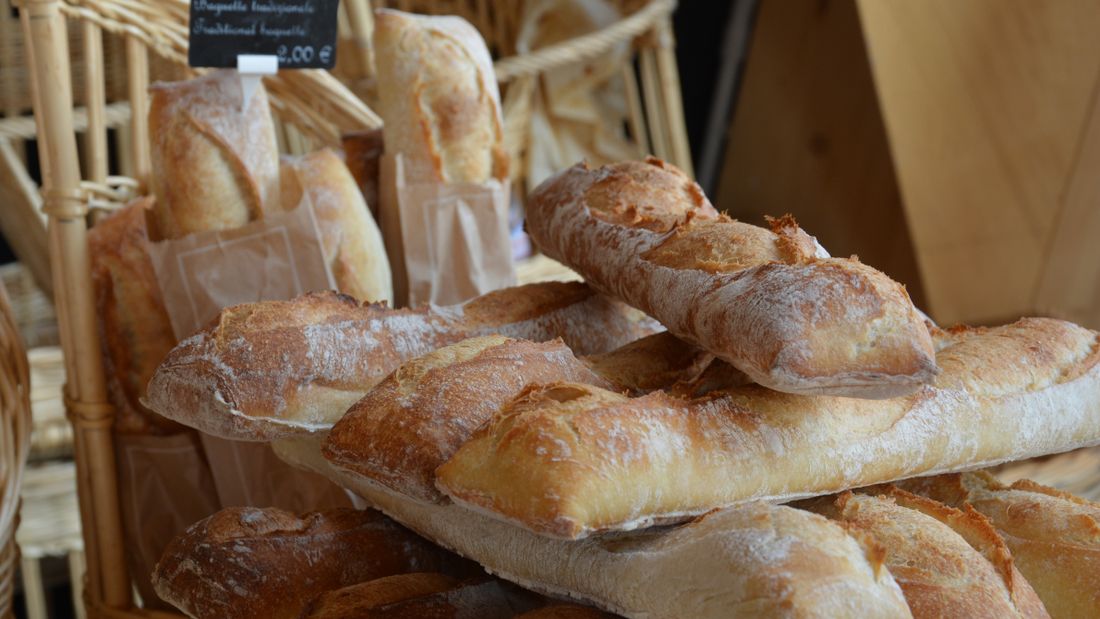 Des baguettes.