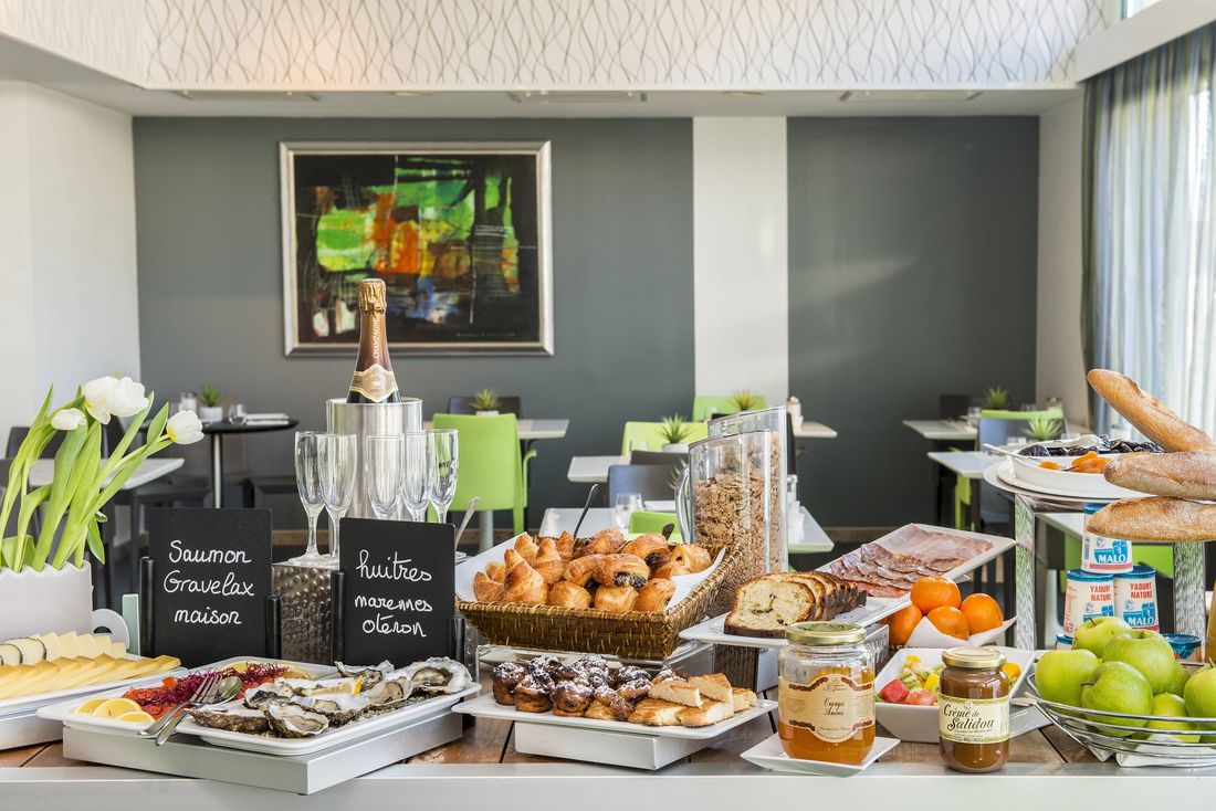Un petit petit-déjeuner à volonté dans un hôtel