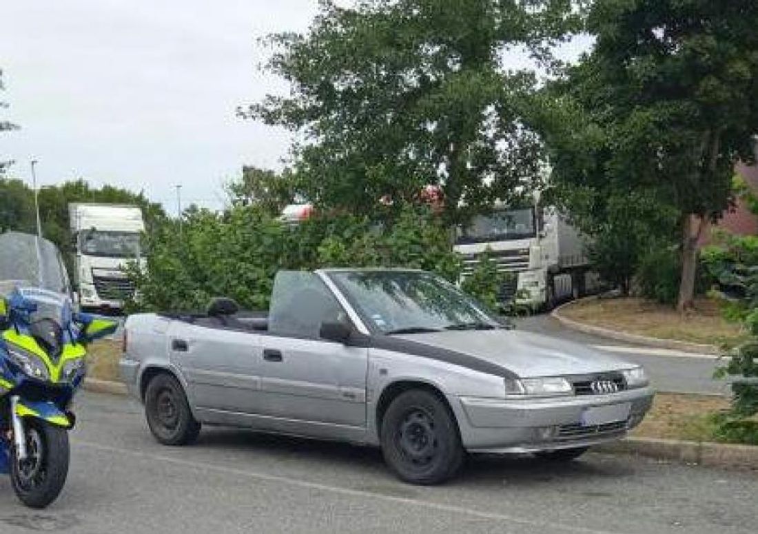 Une Citroën transformée en cabriolet "AUDI-BMW"