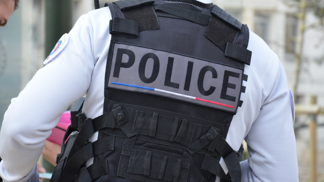 Un homme a été placé en garde à vue pour meurtre sur conjoint.