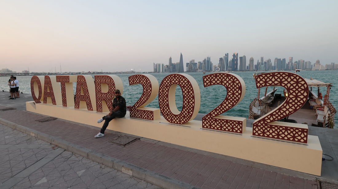 Que vise le Qatar en organisant la Coupe du monde de football ?