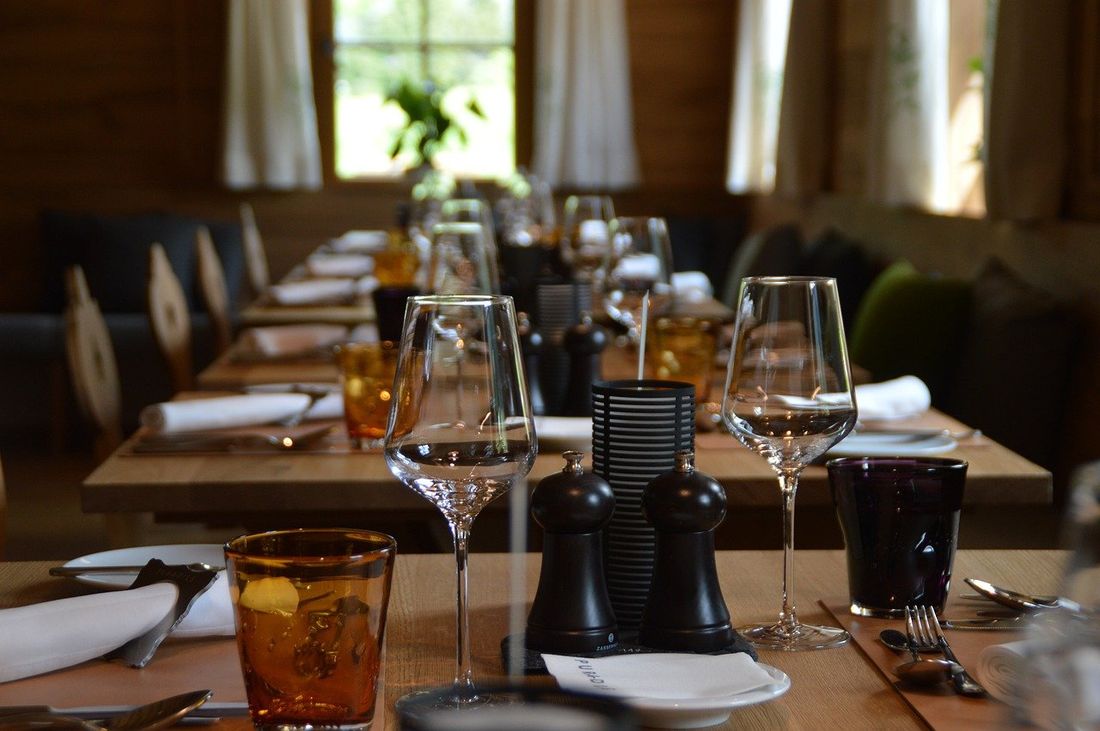 Pour éviter les réservations non honorées, ce restaurateur facture désormais « les chaises vides »