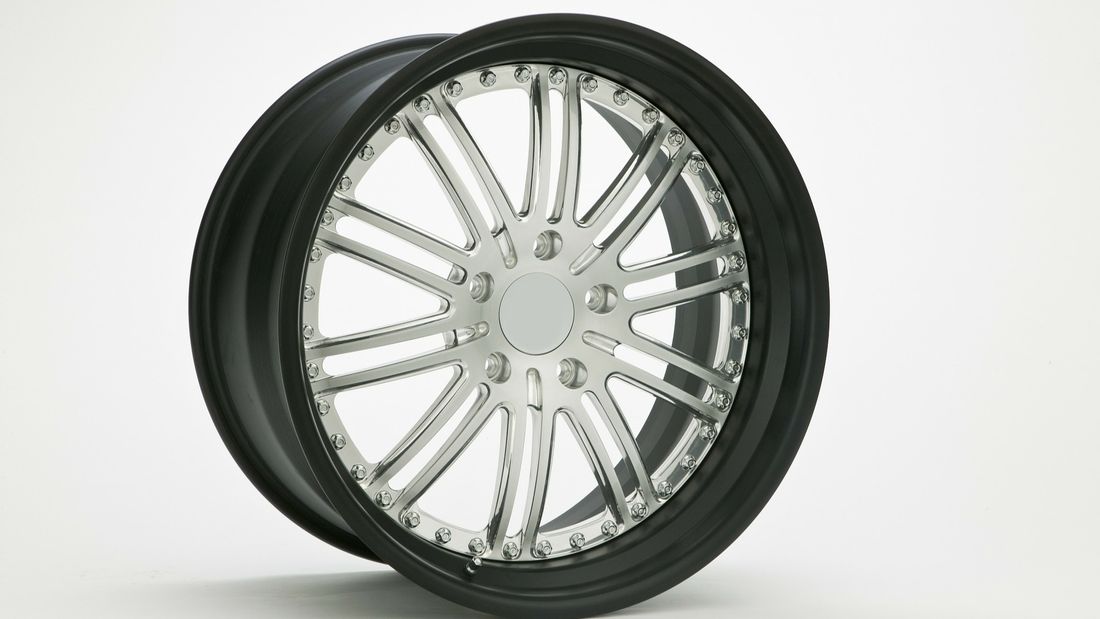 Alvance Wheels produit des jantes en aluminium pour des voitures.