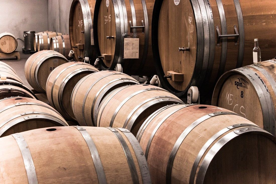 Des tonneaux de vin.