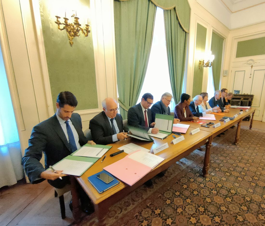 Les représentants institutionnels signent le protocole
