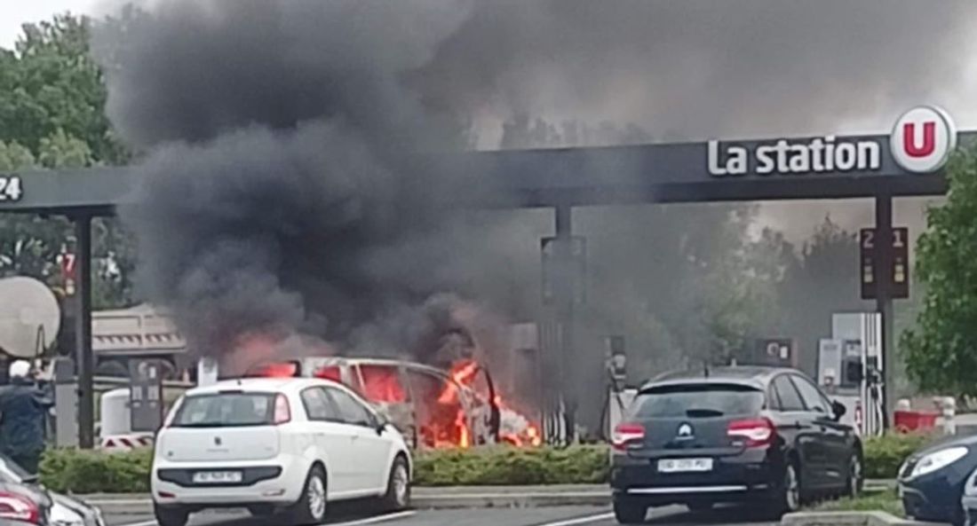 Une voiture est en feu à la station essence du Super U, à Segré.