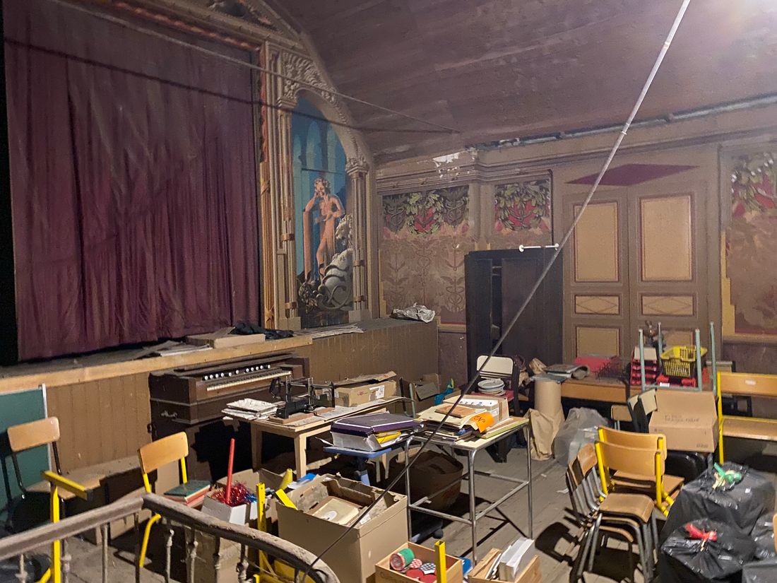 Aujourd'hui, le théâtre sert de débarras pour l'école.