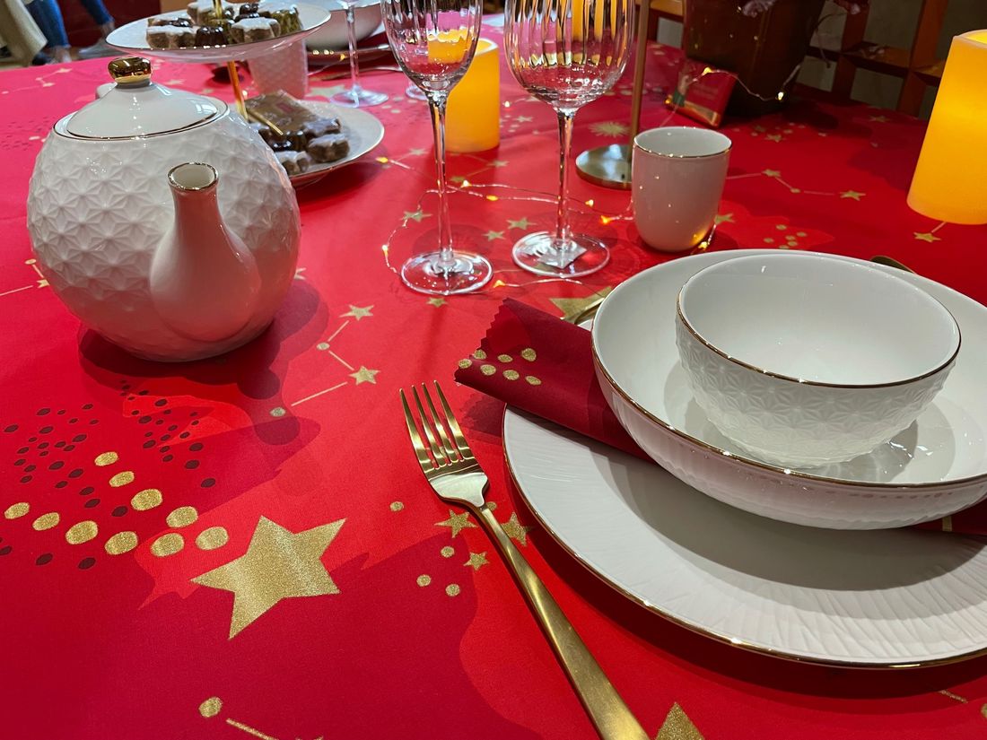 Voici le tissu de Noël de Mulhouse 2022 mise-en-scène sur une table de repas