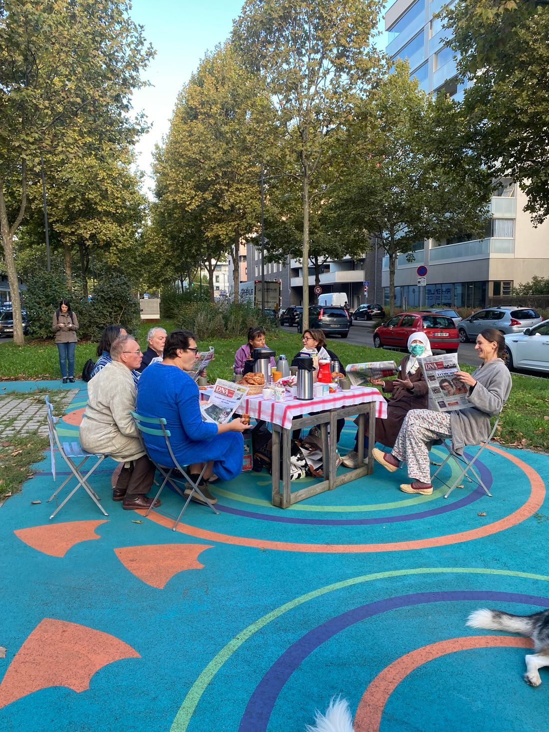Certains manifestants ont pris leur petit déjeuner sur le terre-plein central de l'avenue du Rhin
