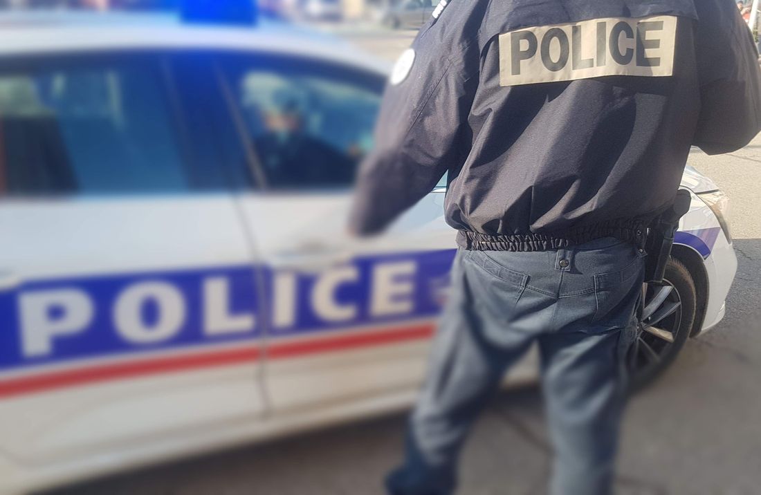 Un policier près d'une voiture, illustration