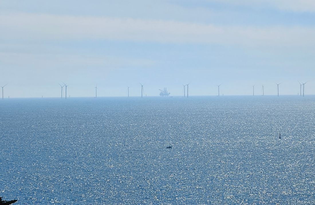 Le champ d'éoliennes en mer de Saint-Nazaire, vu depuis Batz-sur-Mer, illustration