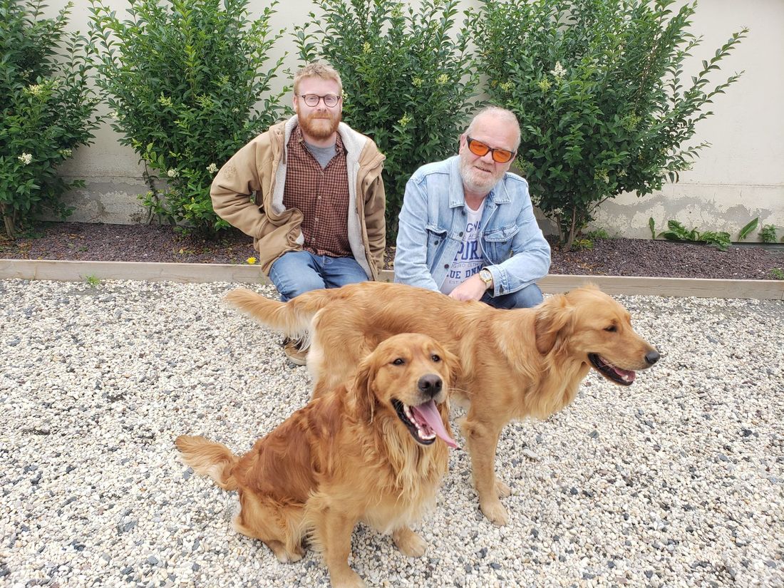 Dakota Gautier et Alain Le Jolivet entourés de chiens guides