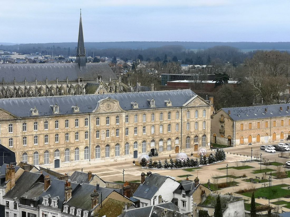 Un atelier Vuitton est installé dans le bâtiment historique Rochambeau à Vendôme.