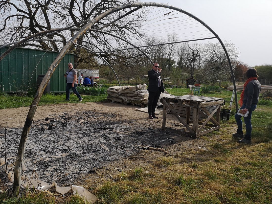 Une serre est partie en fumée, et un départ de feu a été constaté sur un cabanon.