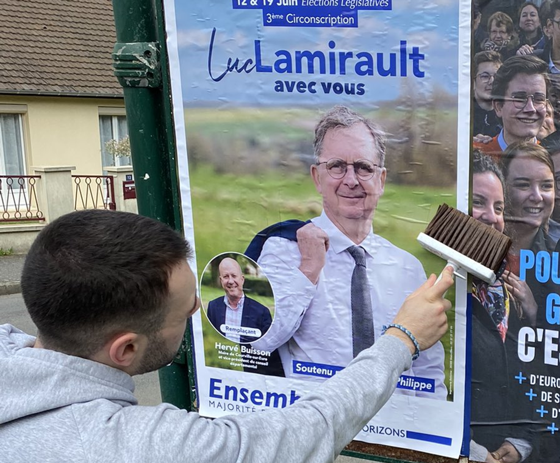 Collage d'affiche pour le candidat Lamirault