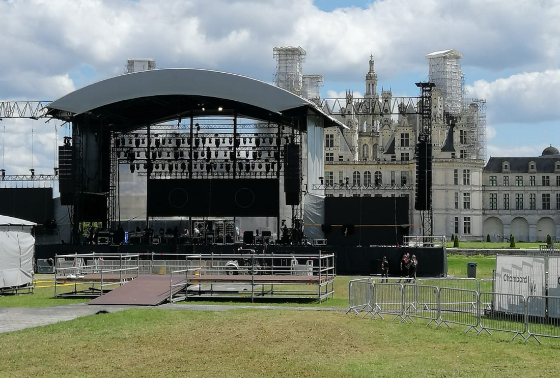 Préparatifs du concert de Sting devant le château de Chambord
