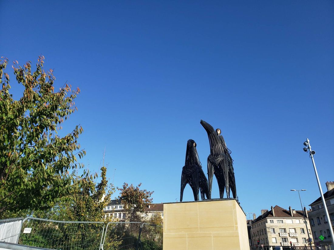 Statues de Guillaume le Conquérant et Mathilde de Flandre