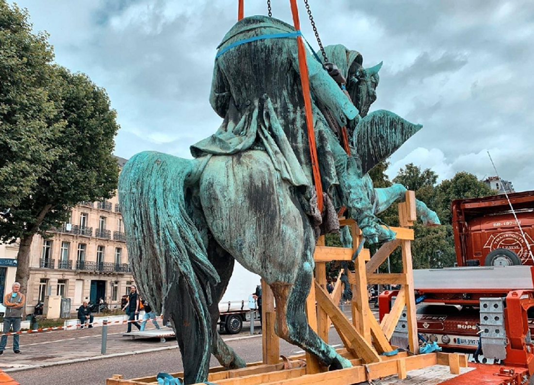 Démontage de la statue de Napoléon, à Rouen, en juillet 2020