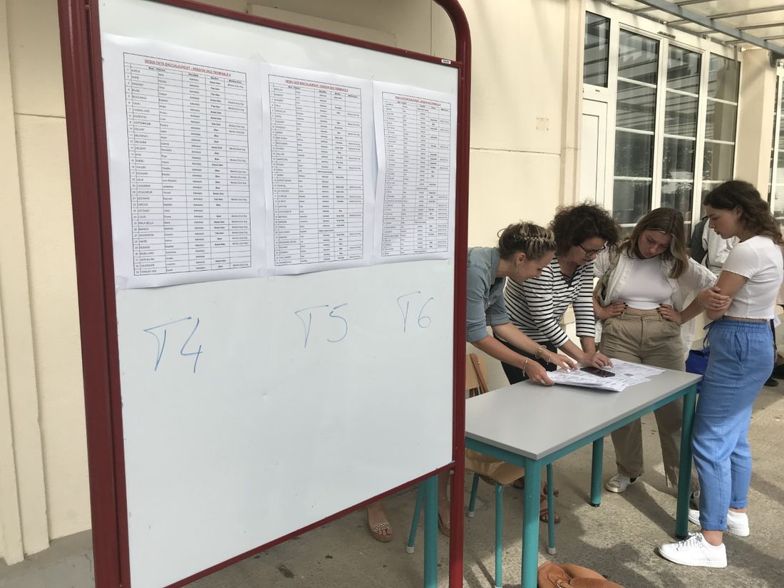 Résultats affichés et remise des notes dans la cour du lycée Sainte Marie à Caen ce mardi matin