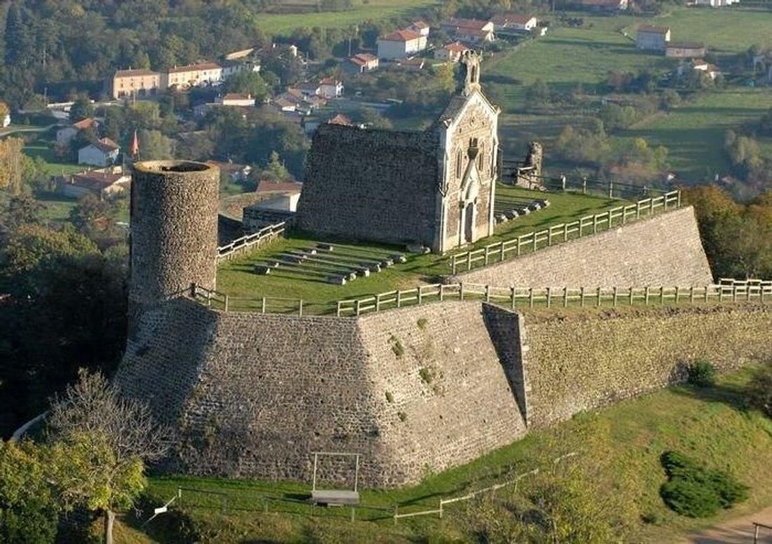Chute mortelle au Château de MarcillyleChâtel