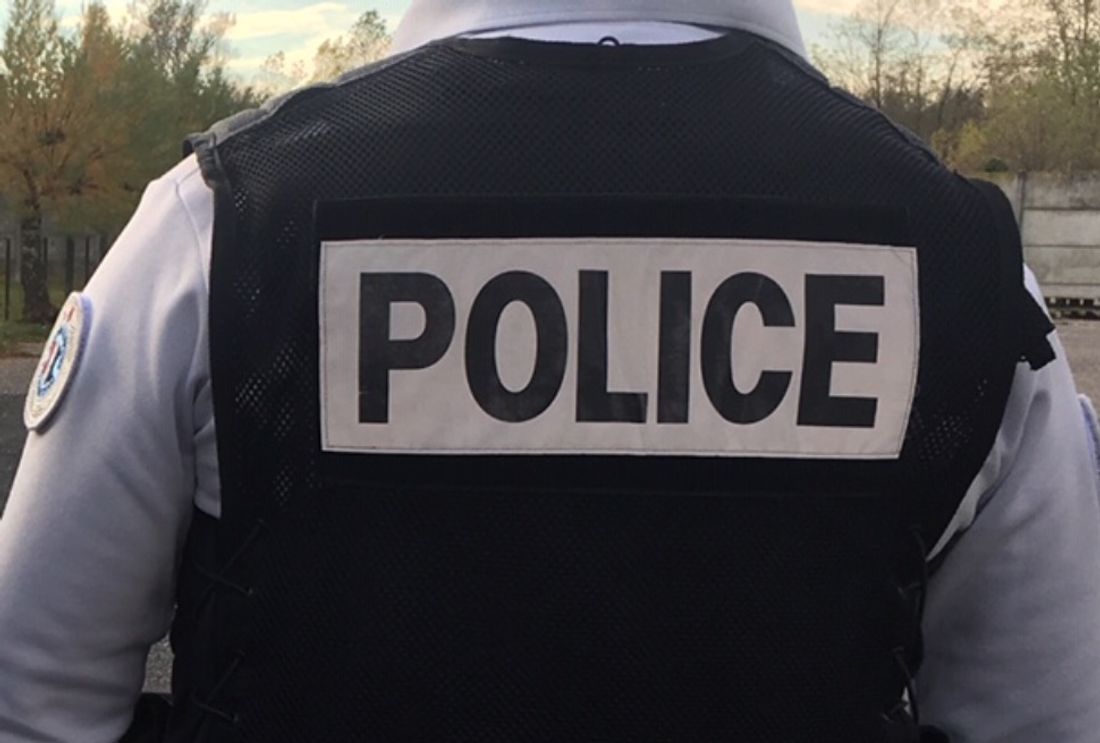 L'agresseur présumé a été maitrisé par des passants avant l'arrivée des forces de l'ordre.