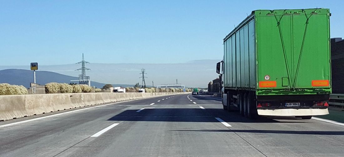 Image d'illustration. Un camion circule sur une autoroute.