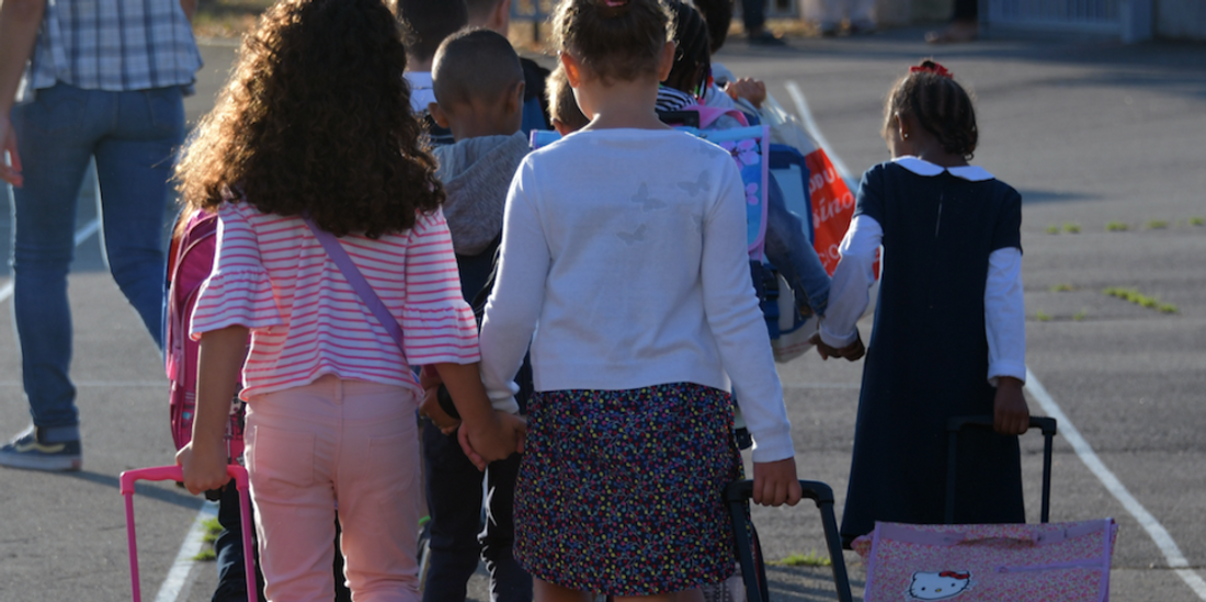 Des écoliers vont à l'école